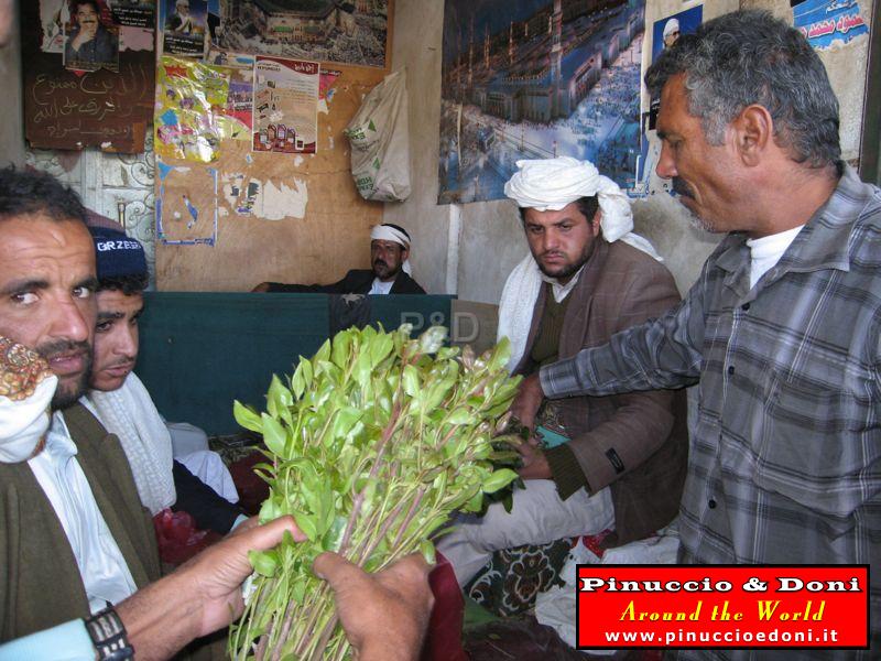 Yemen - From Shahara to Sana'a (Market of the Qat) - 1.jpg